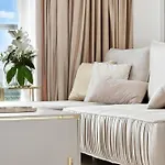 Golden Suite, River&old Town View, Free Parking Apartment