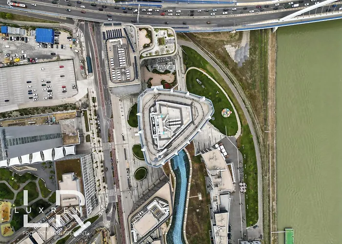 Golden Suite, River&old Town View, Free Parking アパート