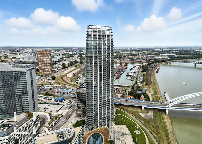 アパート Golden Suite, River&old Town View, Free Parking ブラチスラヴァ