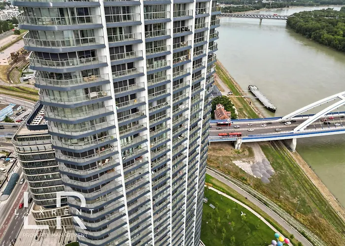 Golden Suite, River&old Town View, Free Parking アパート