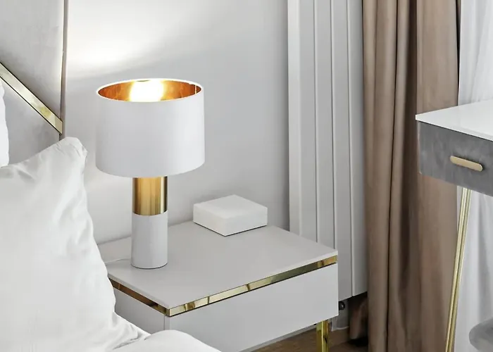 Golden Suite, River&old Town View, Free Parking アパート