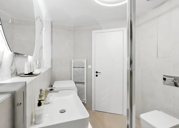 Golden Suite, River&old Town View, Free Parking شقة