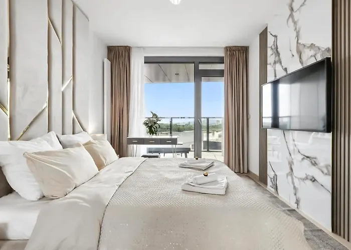 Apartment Golden Suite, River&old Town View, Free Parking *