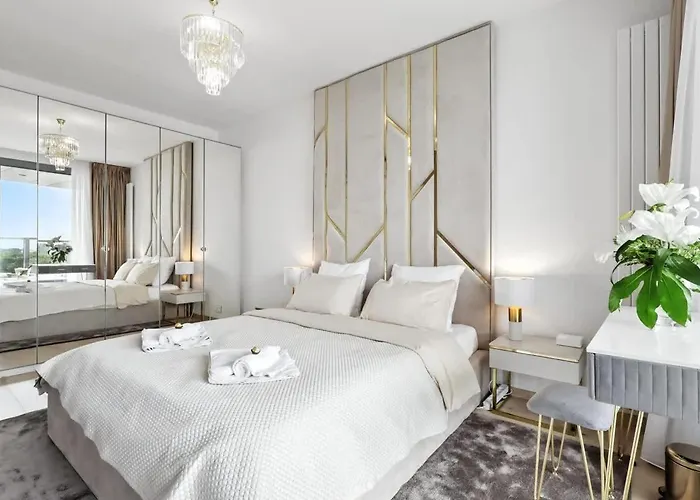 Golden Suite, River&old Town View, Free Parking Apartment