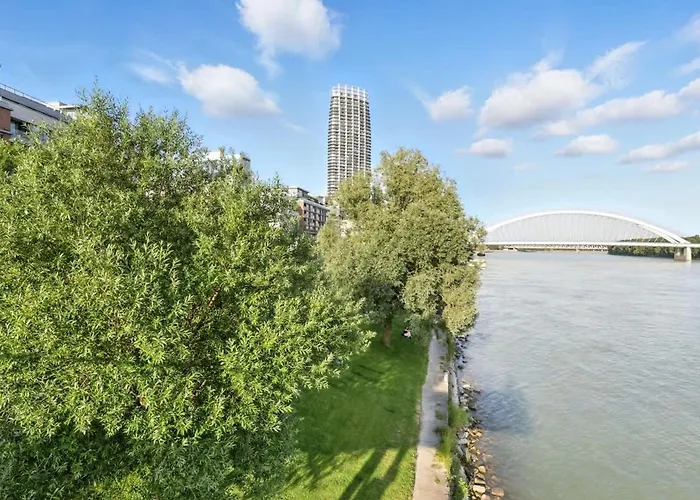 Golden Suite, River&old Town View, Free Parking Apartment